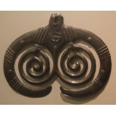 Bronze hoards with two spirals within horn-like design